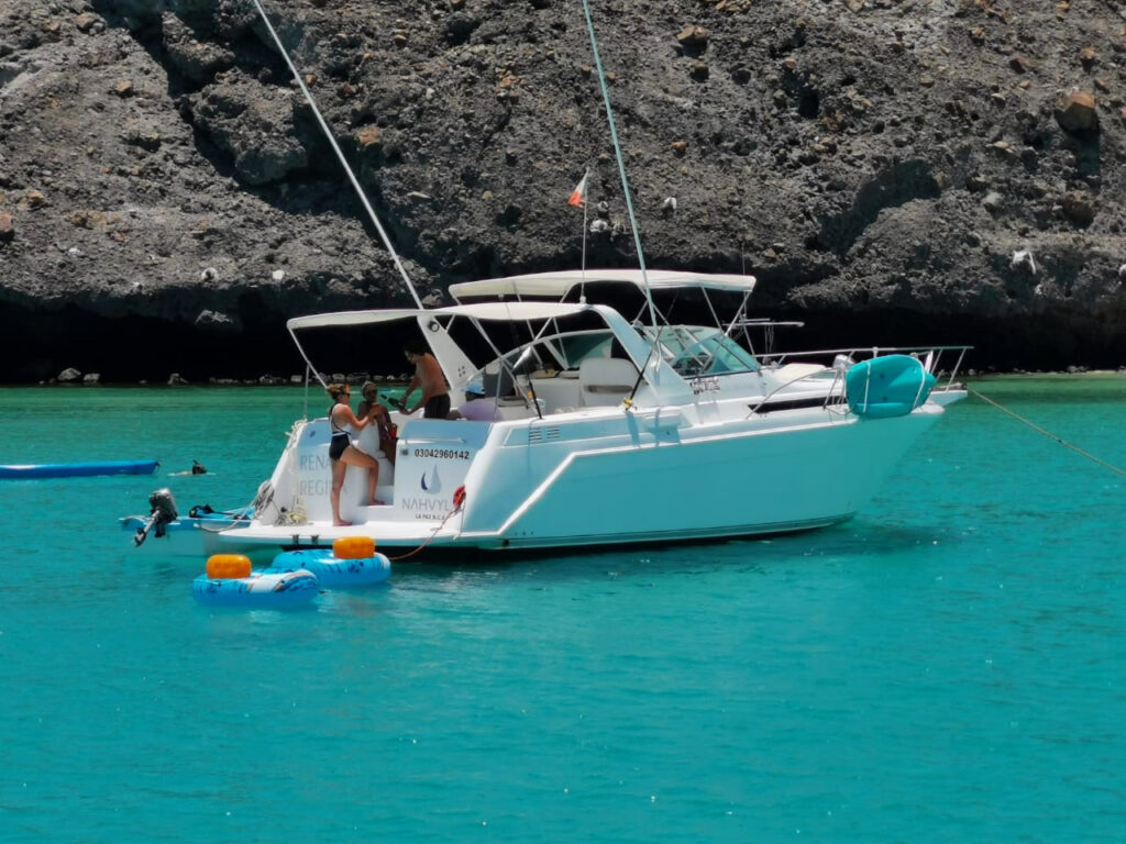 REGINA-45 feet of Luxury for 15 passengers - Lover Lips Yachts REGINA-45 feet of Luxury for 15 passengers