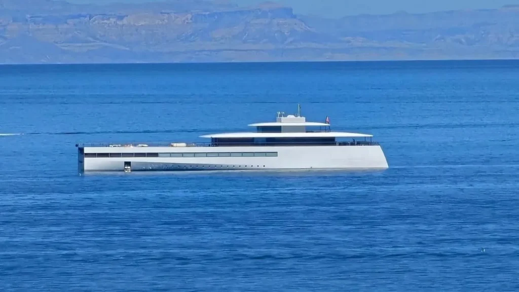 Billionaires Mega Yacht5 - Lover lips