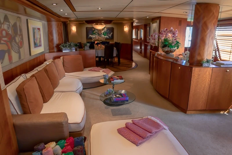 CNR 120 interior 2 - Lover lips