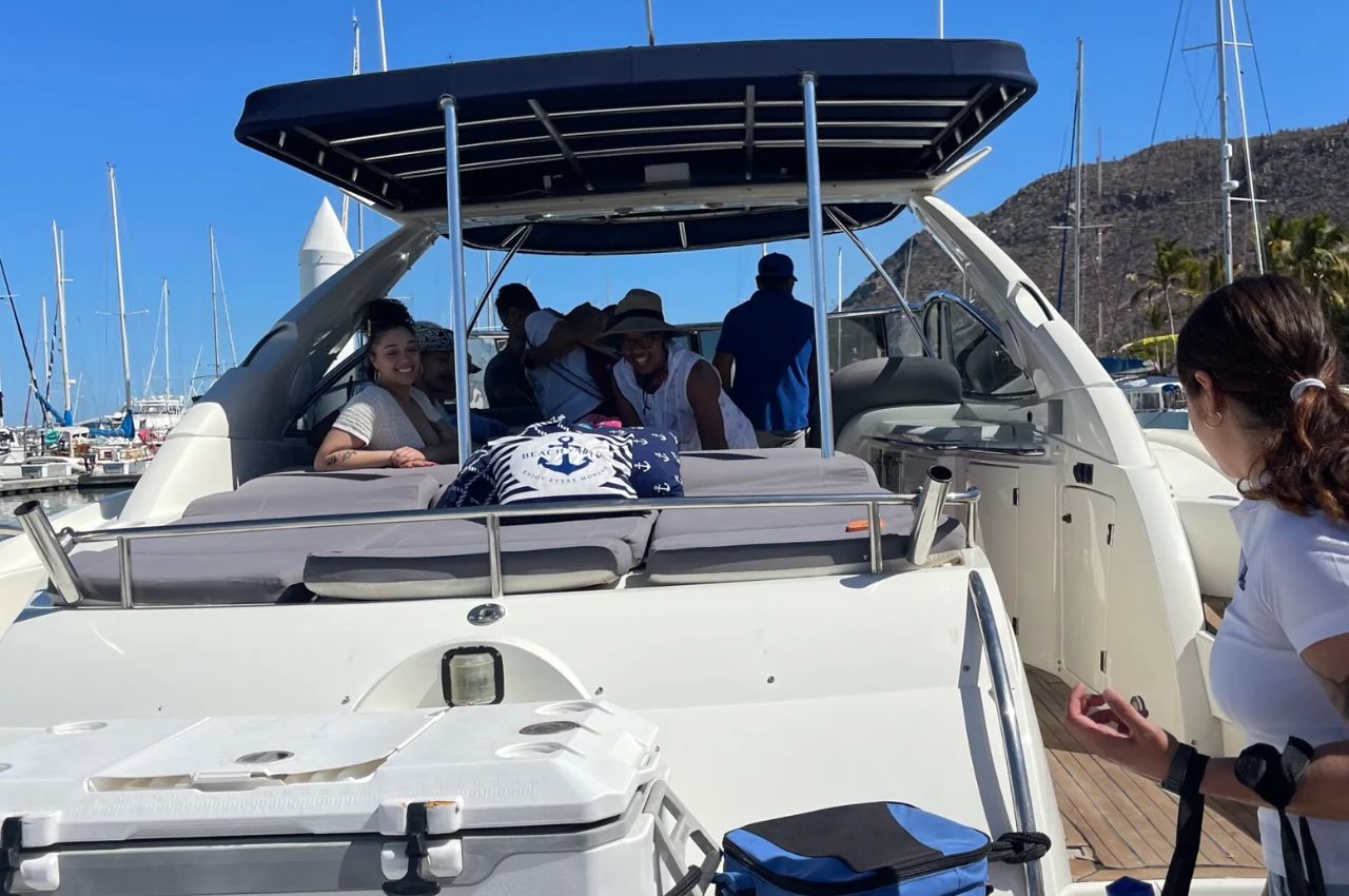 Slider 8 11% | Luxury Yacht Charter La Paz - Lover Lips Yachts 💋