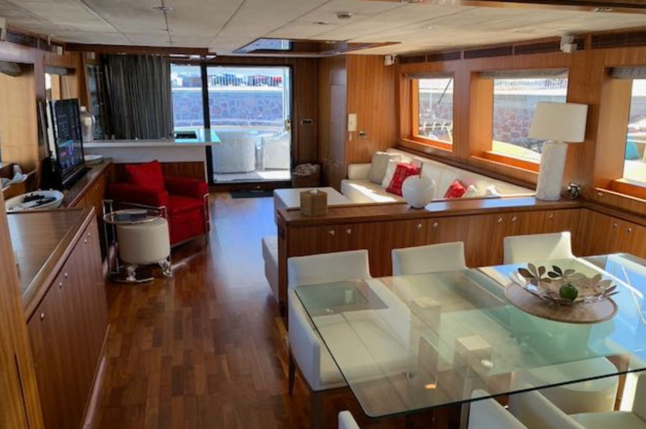 Horizon 84 2% | Luxury Yacht Charter La Paz - Lover Lips Yachts 💋