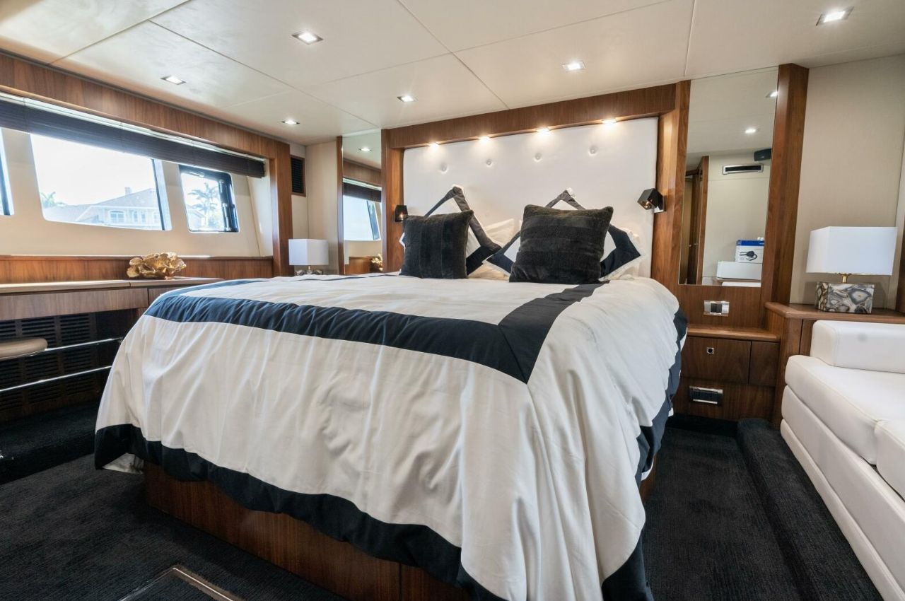 Host 50 1% | Luxury Yacht Charter La Paz - Lover Lips Yachts 💋