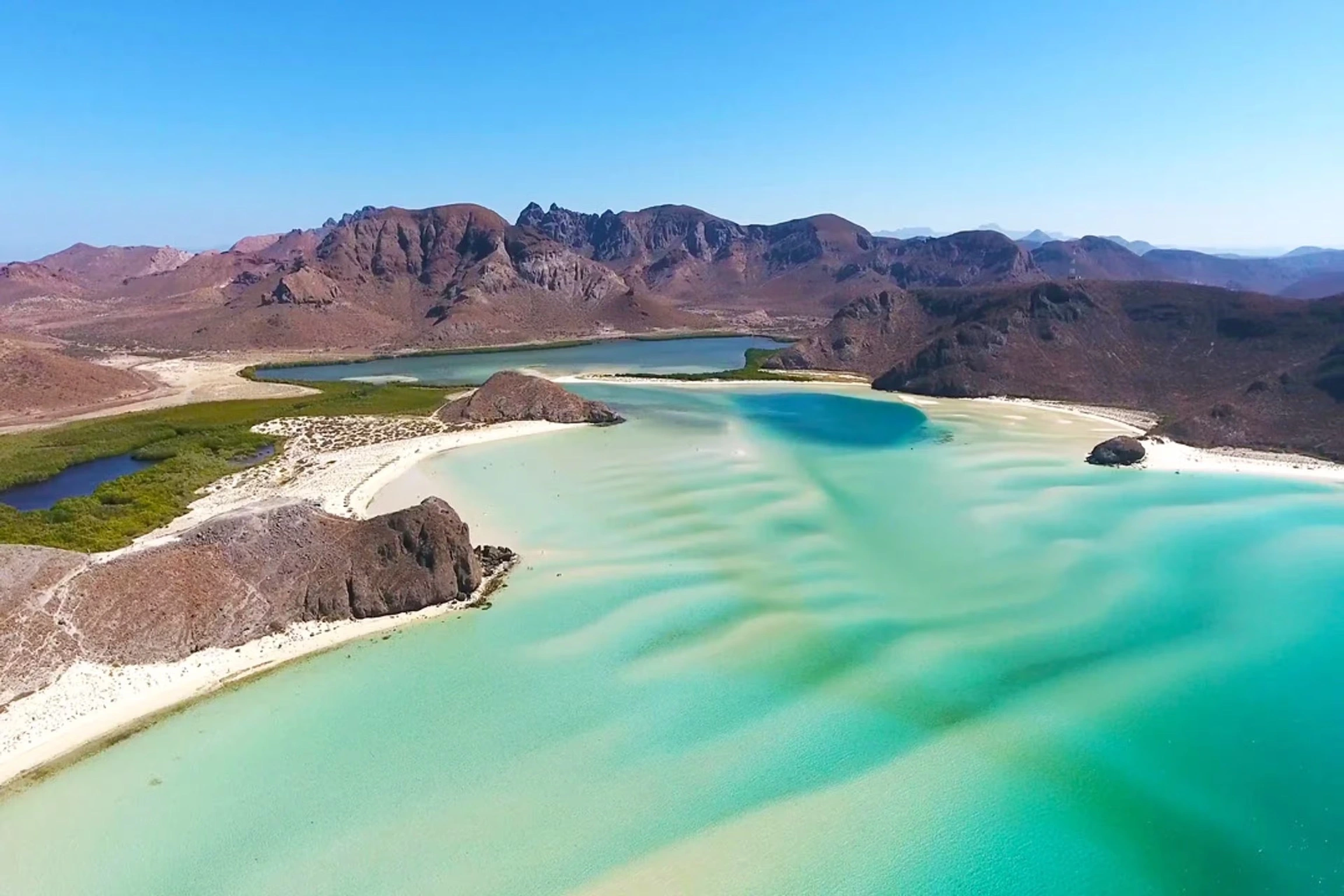 isla Espiritu Santo yacht cruise with stunning coastal scenery