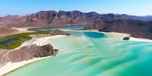 Isla Espíritu Santo cruise on the most affordable luxury yacht in La Paz with Lover Lips Yachts